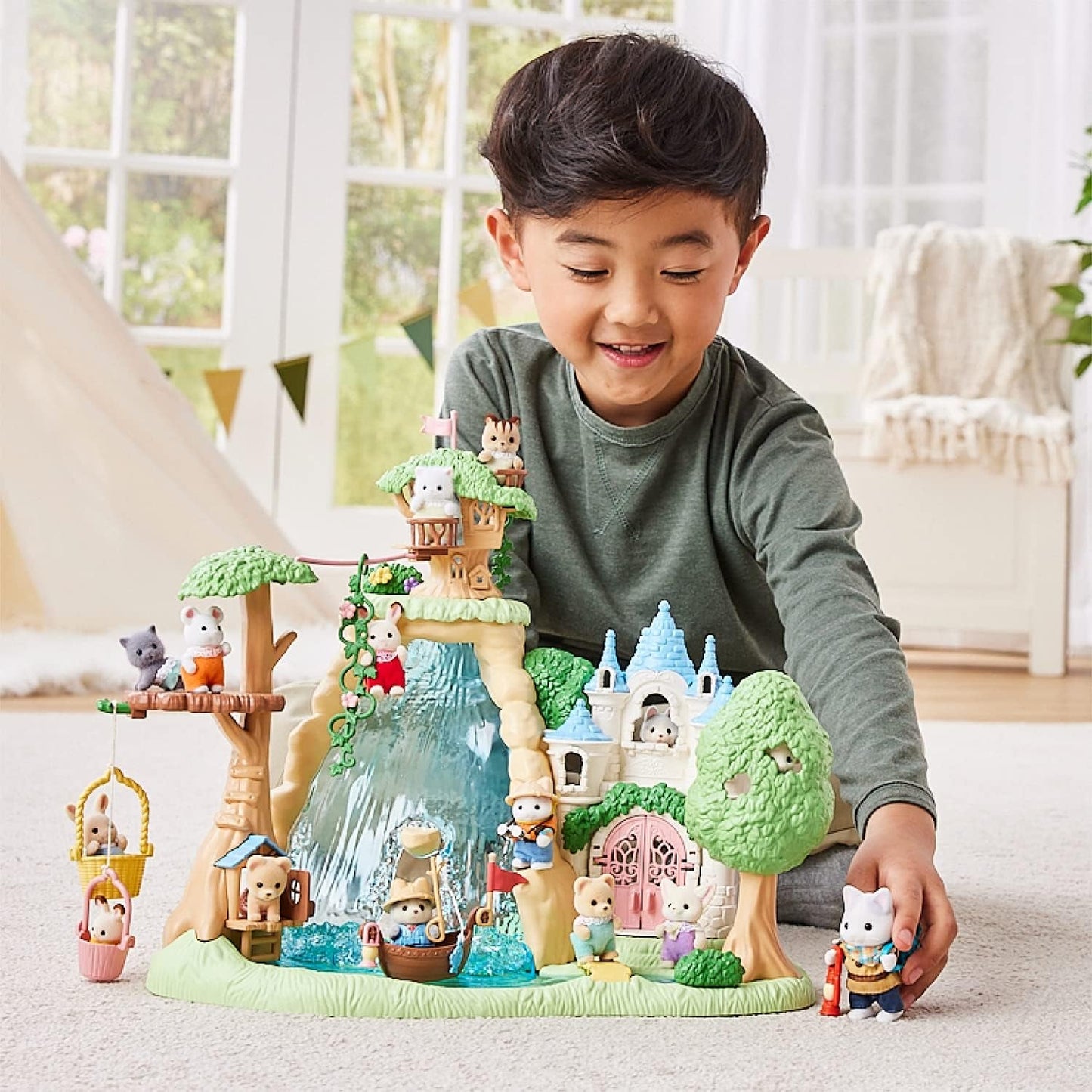 Sylvanian Families - 5763 Set Explorator Aventură cu Două Figurine, Tată și Pui de Pisică de Lăpte, Figurină Animal, Jucărie Detaliată pentru Copii cu Vârsta de 3 Ani și Peste