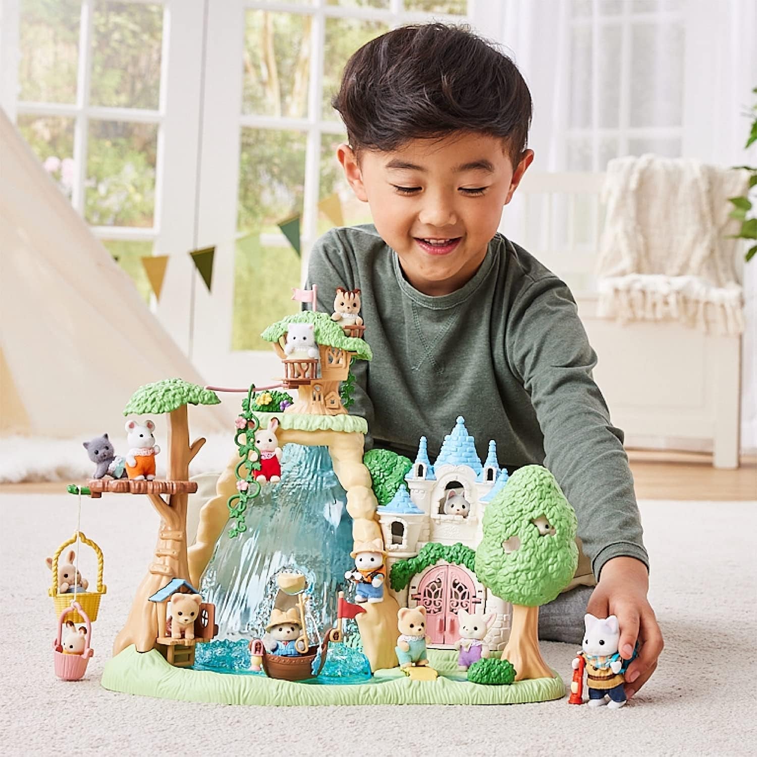 Sylvanian Families - 5763 Set Explorator Aventură cu Două Figurine, Tată și Pui de Pisică de Lăpte, Figurină Animal, Jucărie Detaliată pentru Copii cu Vârsta de 3 Ani și Peste