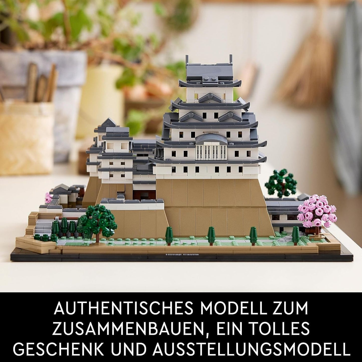 Castelul LEGO Architecture Himeji, Kit model pentru adulți, Colecția Landmark, Set pentru fanii grădinăritului creativ și ai culturii japoneze, cu copac cu flori de cireș, cadou pentru el și ea 21060 Seturi de constructie Besuche den LEGO-Store