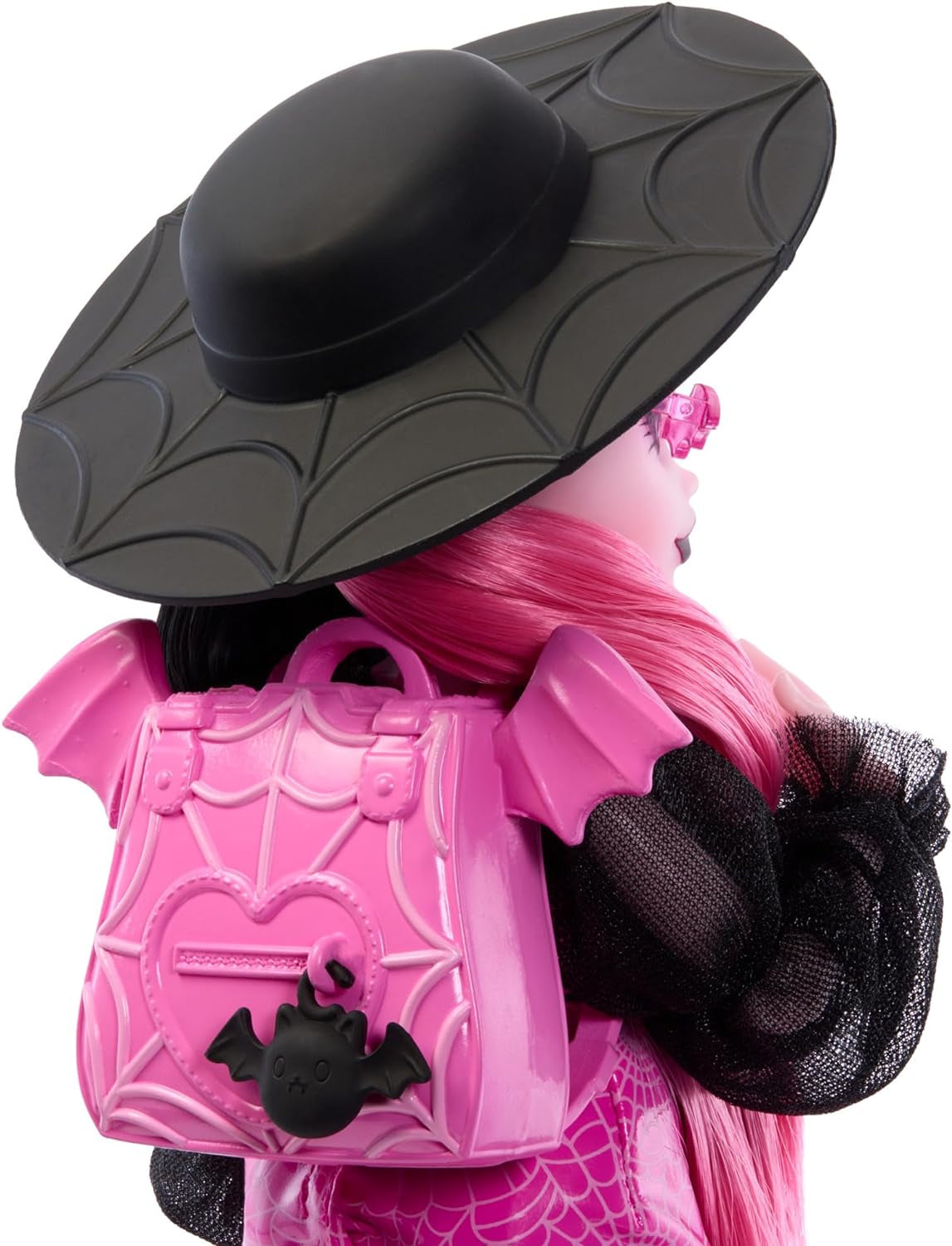 Păpușa Monster High Draculaura cu animalul ei de companie, pisica-liliac, Contele Fabulos, și accesorii precum un rucsac, o carte de vrăji, o cutie bento și multe altele, HRP64