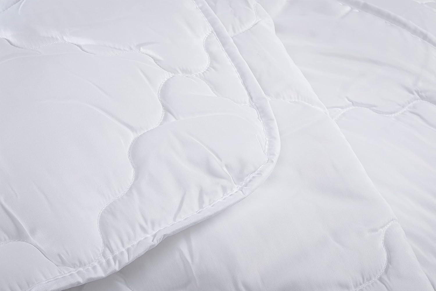 V.I.P. Very Important Pillow Plapumă de puf pentru iarnă, aprobată clasa 1, 100% poliester, silicon, cartonată, 155 X 205 cm, mărimea 300, alb Plapumi si pilote Naty Shop