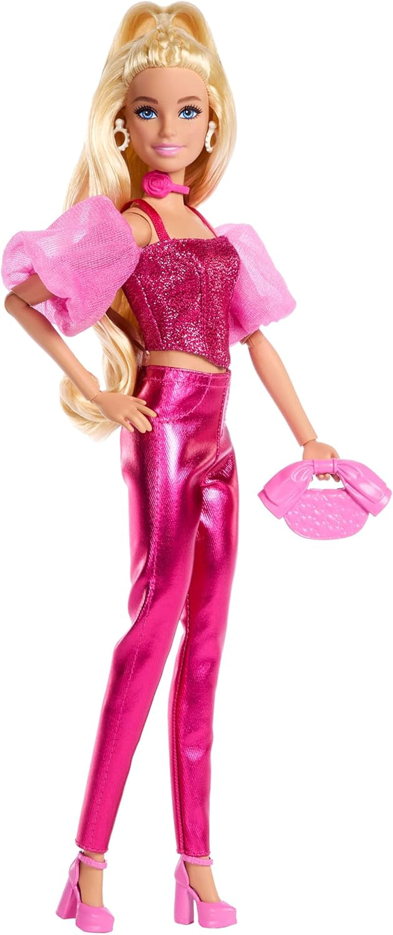 Păpușa Barbie Deluxe Style #5 într-o ținută roz metalizată, blondă, cu un top cu corset strălucitor și pantaloni strălucitori, cu accesorii precum un colier roz și o geantă de mână, JFP40