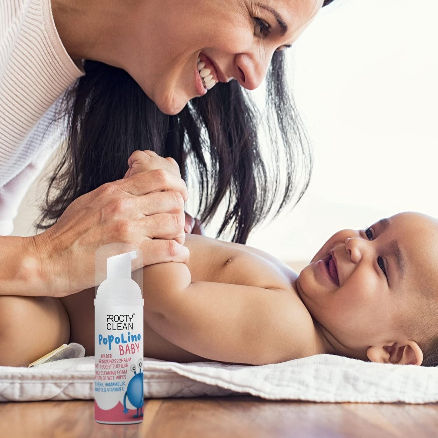 Spumă delicată PopoLino Baby pentru fund, în loc de șervețele umede pentru bebeluși. Spumă de curățare cosmetică vegană și naturală! Spumă pentru fund cu aloe vera, hamamelis, bergamotă și vitamina E. Face fundurile și mediul înconjurător fericite.