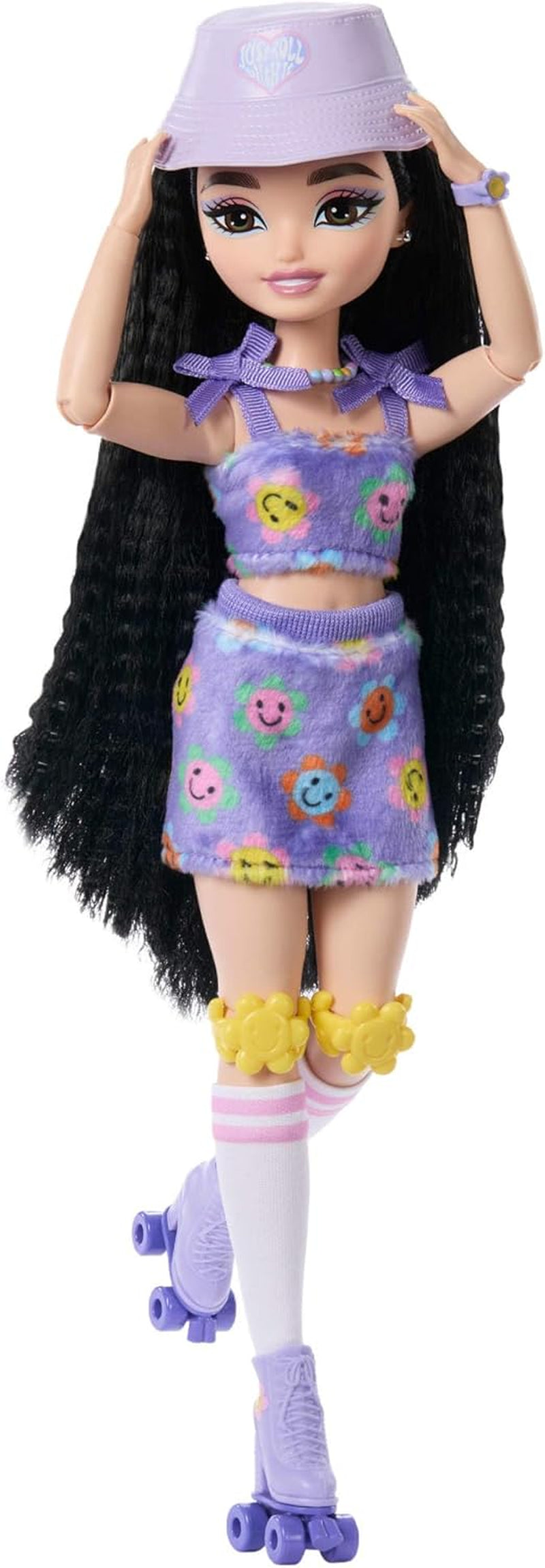 Păpușa Barbie Dream Besties și accesorii, Păpușă Barbie Renee la modă articulată cu patinaj pe role și păr negru, 12 accesorii tematice cu videoclipuri și mâncare, JFX99