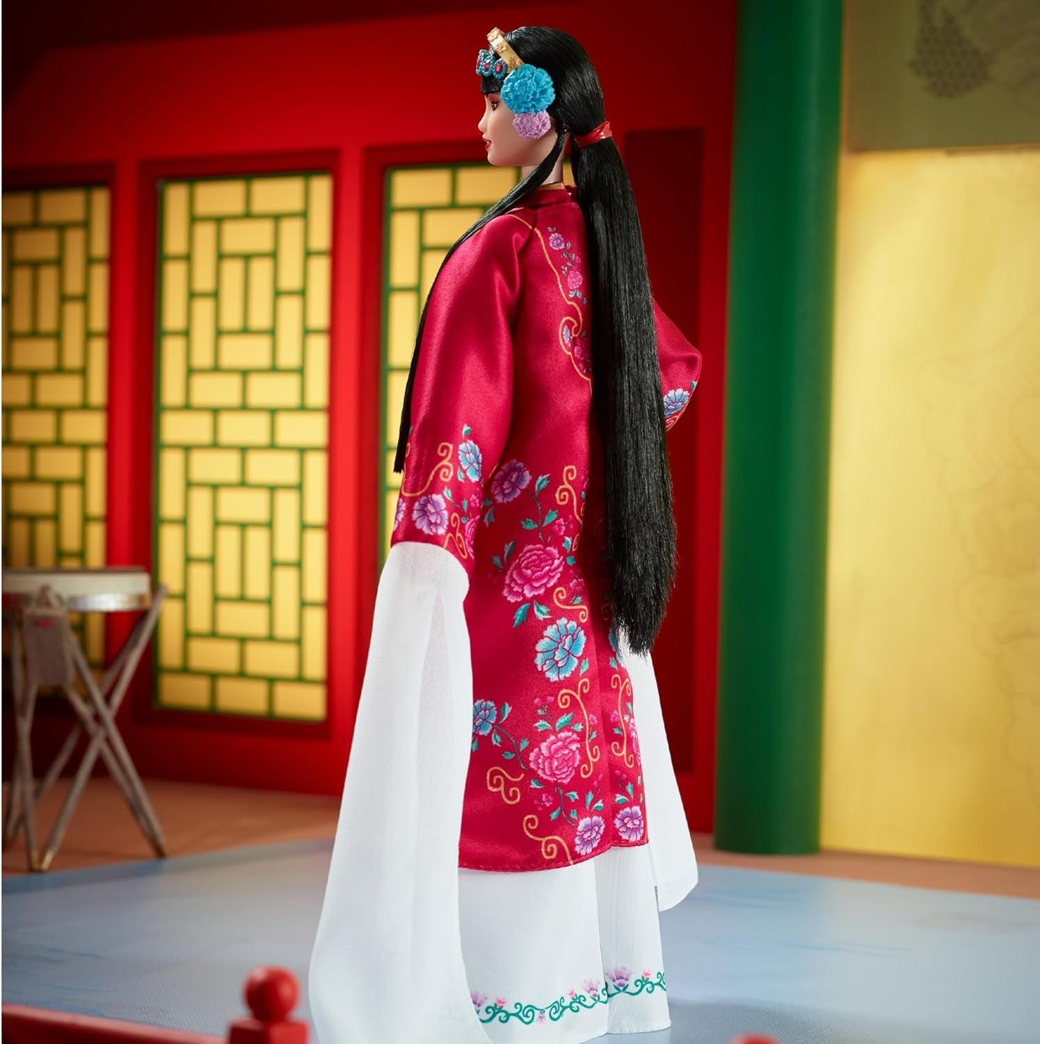 BARBIE Lunar New Year Barbie Puppe - Traditionelles Kleid in glücksbringendem Rot mit Pfingstrosenmuster, cyanblaue Schuhe mit pinken Troddeln, inspiriert von der Peking-Oper, HRM57