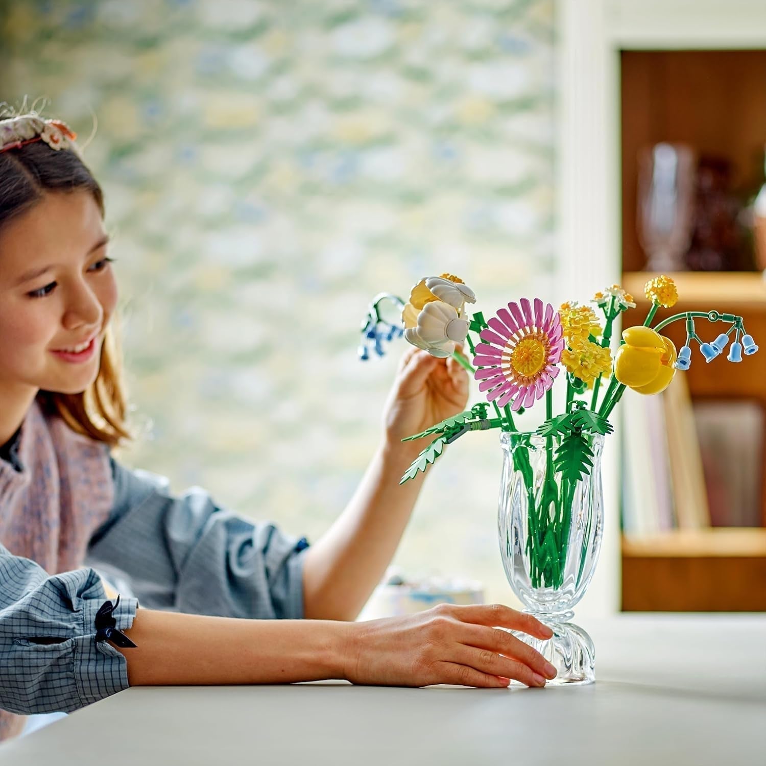 Buchet mic de vară LEGO Botanicals - Set de construcție cu flori artificiale - Incl. albăstrele, ranunculițe, lalele - Idee de cadou pentru femei, mame și bărbați - 10347 Seturi de constructie Besuche den LEGO-Store