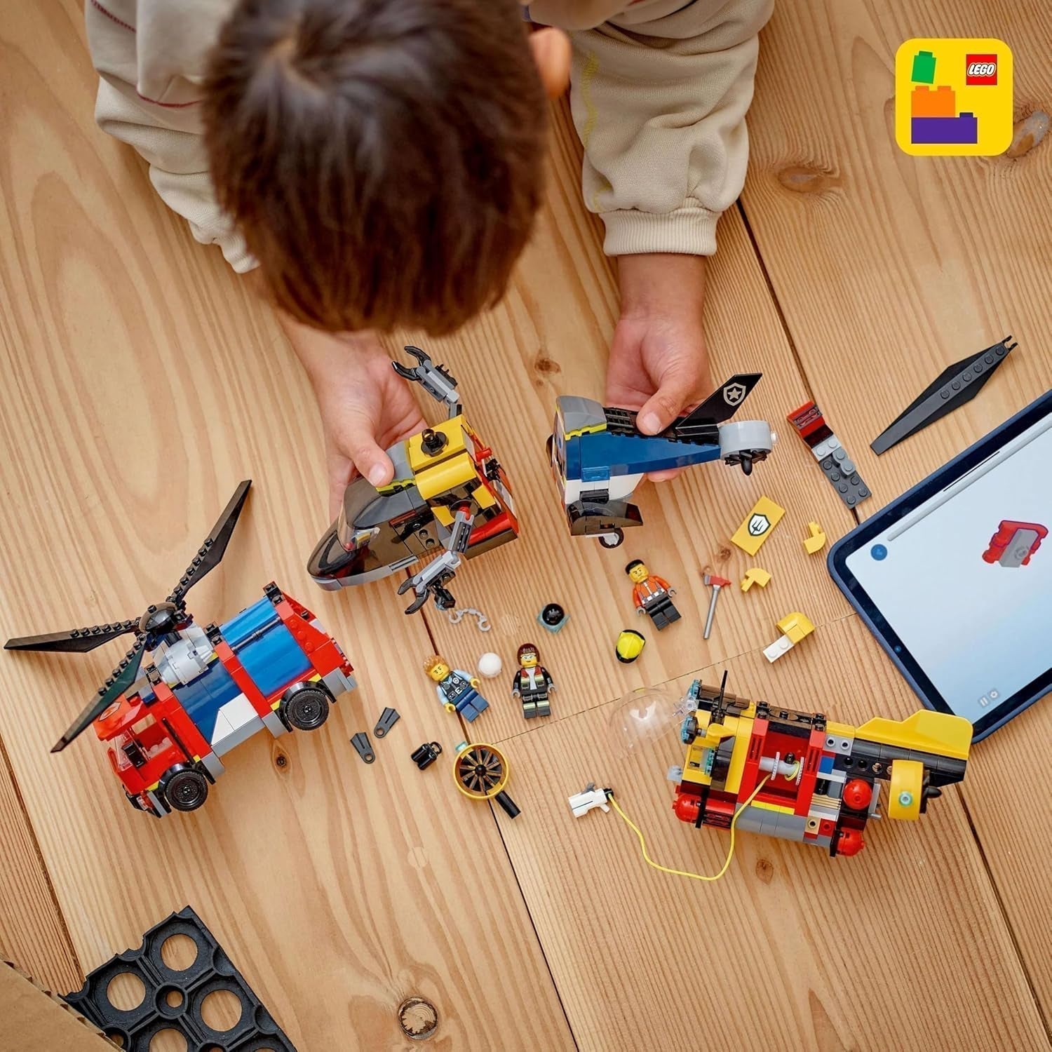 Set combinat LEGO City cu elicopter, mașina leului și submarin și 3 minifigurine - vehicule de jucărie construibile pentru băieți și fete de la 7 ani - cadou de ziua de naștere și de vacanță 60462 Seturi de constructie Besuche den LEGO-Store