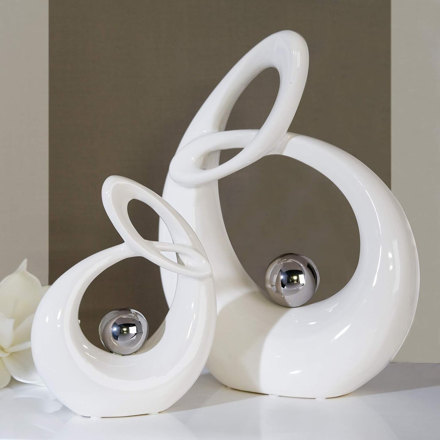 GILDE Sculptură decorativă din ceramică Life - figură albă glazurată alb/argintiu cu bilă argintie - înălțime 22 cm Statuete si sculpturi Naty Shop